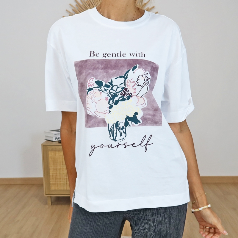 t-shirt spoink tiffosi blanc imprimé be gentle with yourself porté