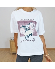 t-shirt spoink tiffosi blanc imprimé be gentle with yourself porté
