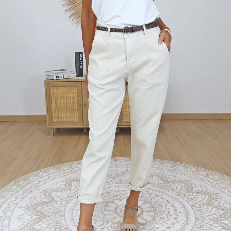 pantalon beige femme détail ceinture et poches