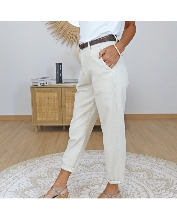 pantalon beige clair femme 7/8 porté