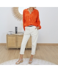 pantalon beige femme porté avec blouse