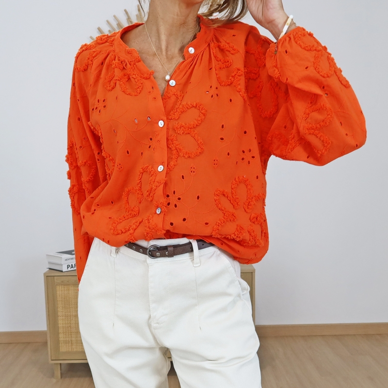 chemisier blossy orange broderie relief porté
