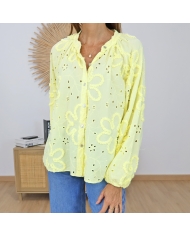 chemisier blossy jaune broderie relief porté