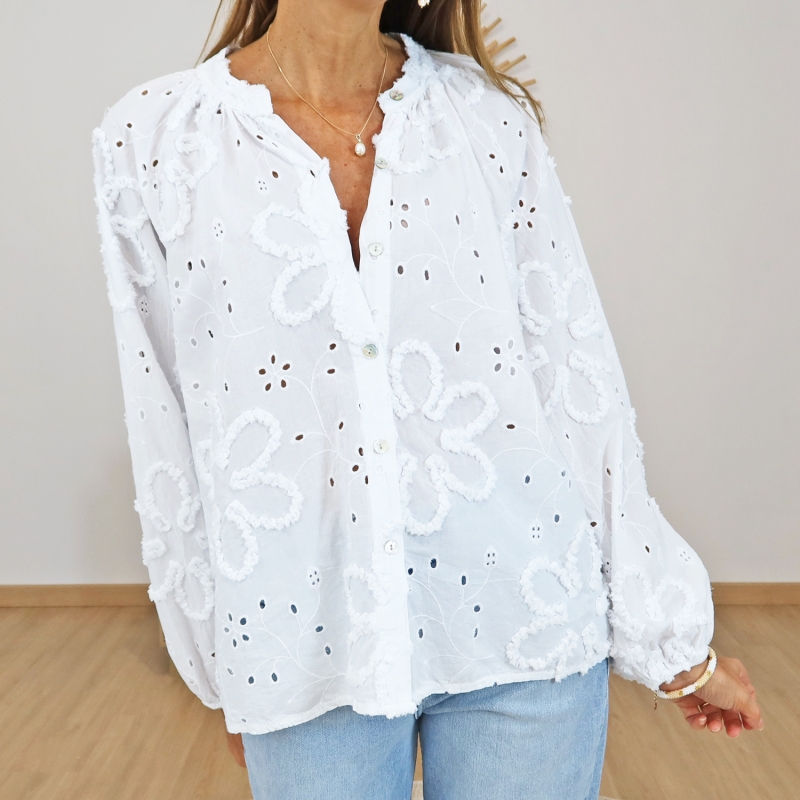 chemisier blossy blanc broderie relief porté
