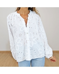 chemisier blossy blanc broderie relief porté
