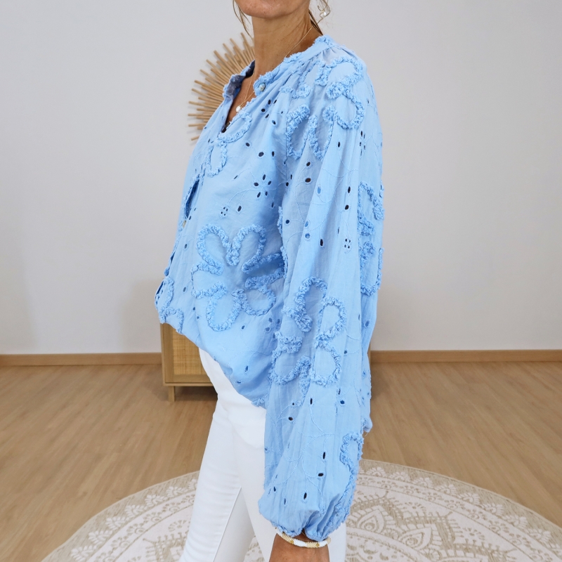 chemisier blossy bleu tenue avec pantalon blanc