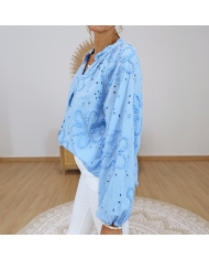 chemisier blossy bleu tenue avec pantalon blanc