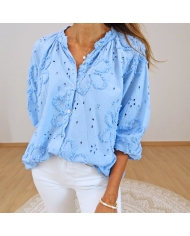 chemisier blossy bleu broderie relief porté