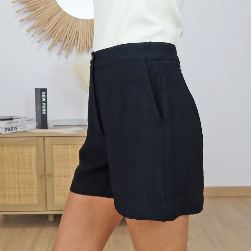 short femme vue face noir