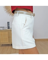 short femme beige fluide elegant