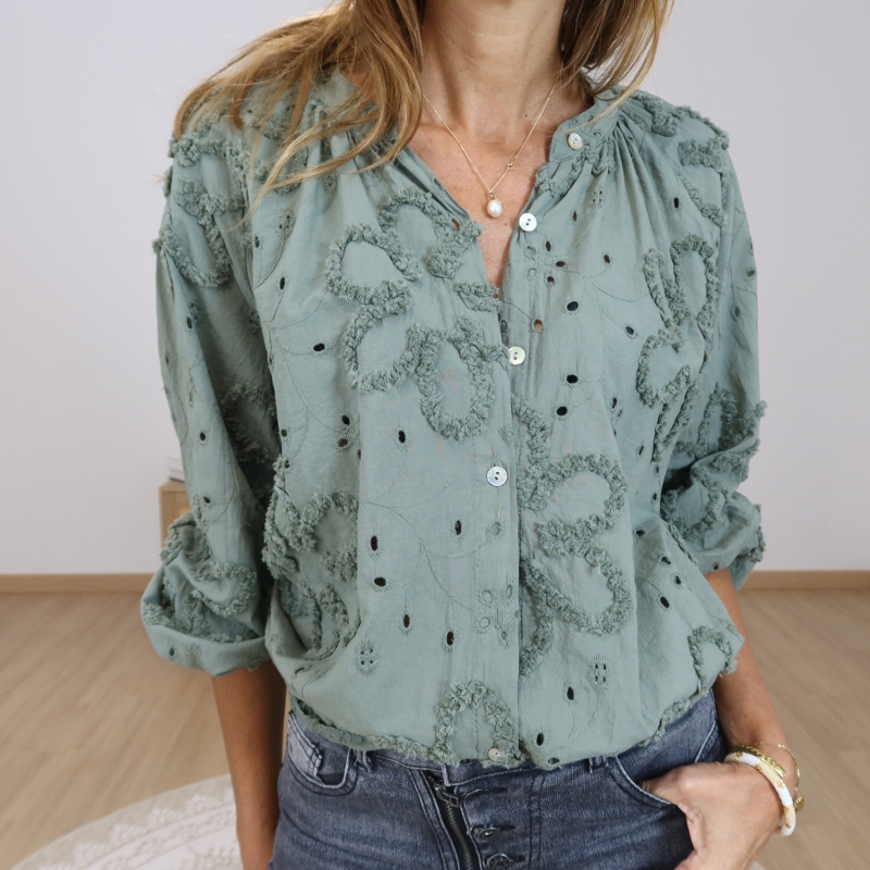 chemise femme detail broderie relief