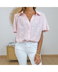 chemisier femme rose détail broderie anglaise ajourée