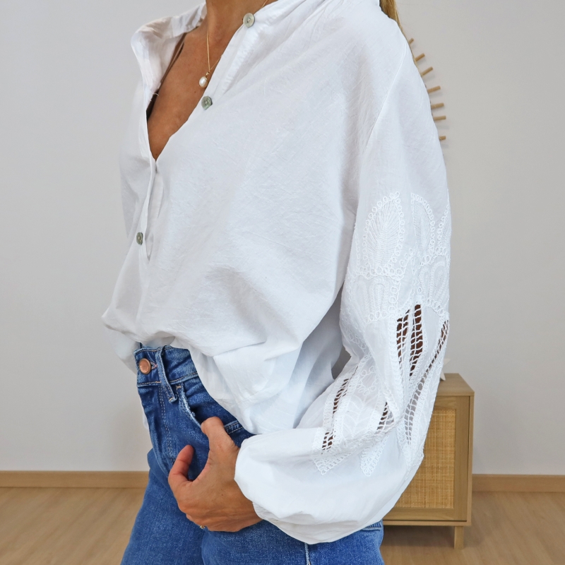 chemisier blanc détail manches dentelle ajourée