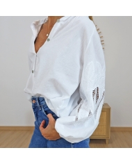 chemisier blanc détail manches dentelle ajourée