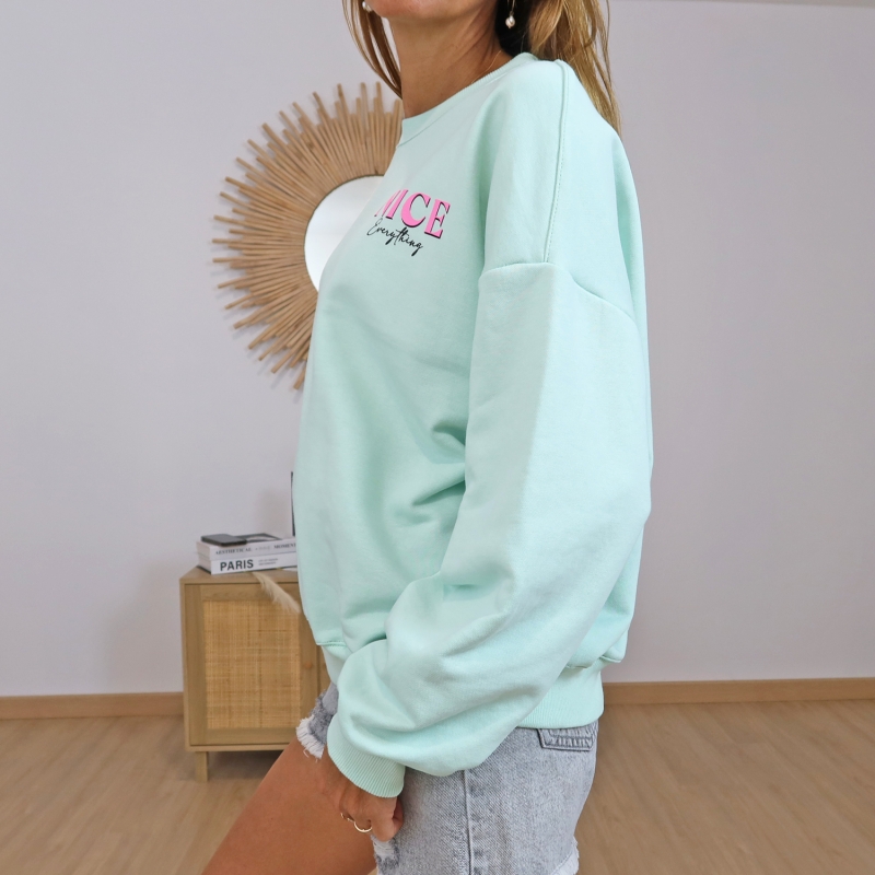 sweat femme nice poitrine détail