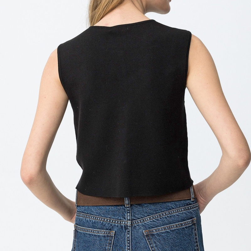 détail boutons dorés gilet noir femme