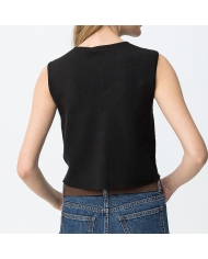 détail boutons dorés gilet noir femme