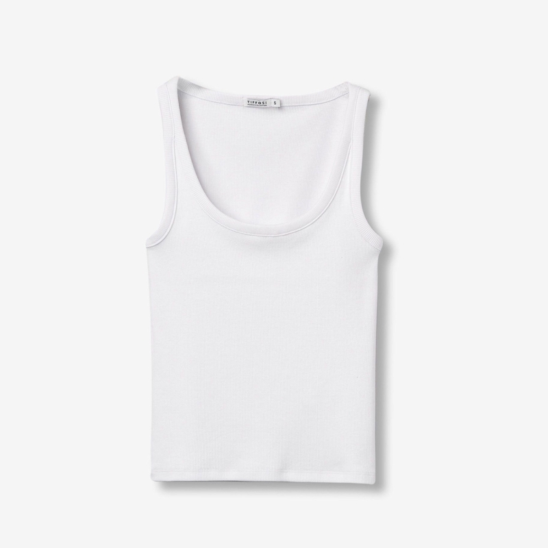 debardeur blanc femme silhouette pres du corps