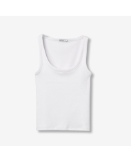 debardeur blanc femme silhouette pres du corps