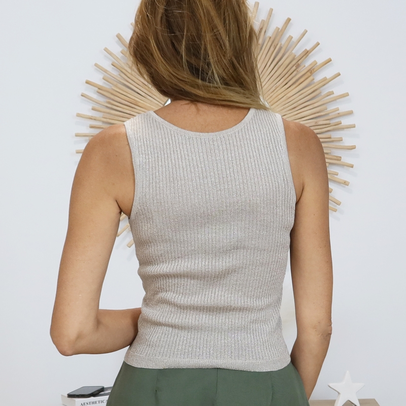 top beige femme porté près du corps