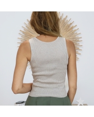 top beige femme porté près du corps