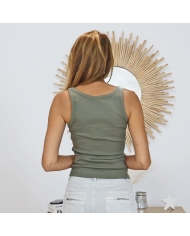 débardeur kaki femme porté près du corps