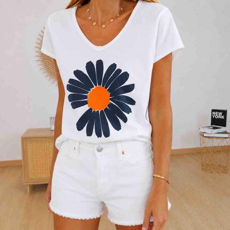 t-shirt marguerite bleu marine porté femme