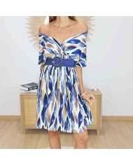 Robe magique bleue portée en off shoulder – Col V croisé élégant