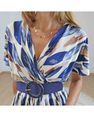 Détail col V croisé robe courte magique imprimée bleue