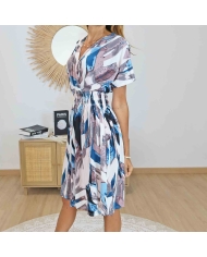 Robe courte magique Elina imprimée bleu taupe portée – Taille unique