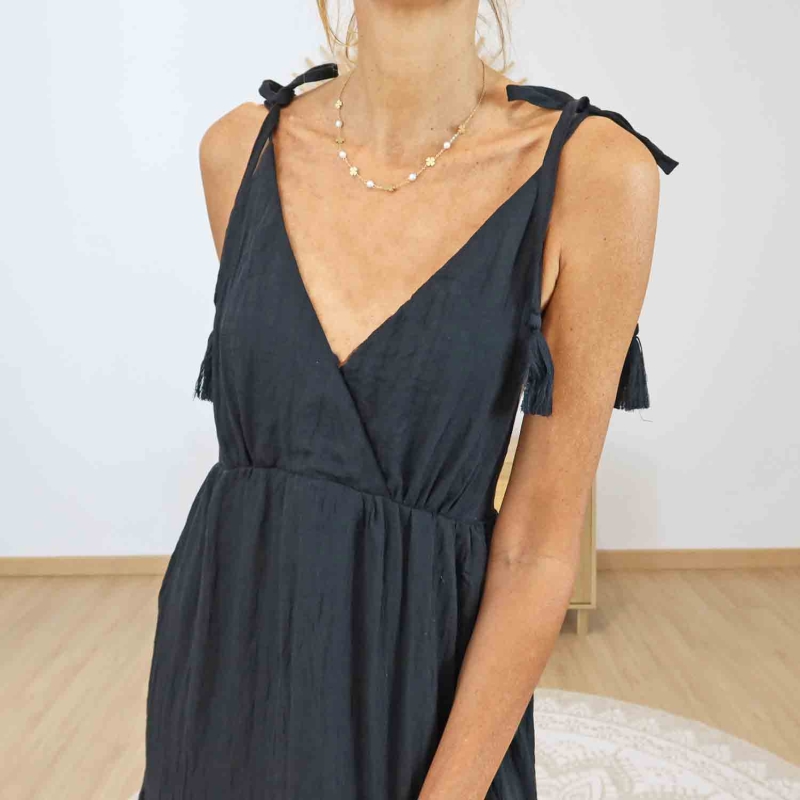 Robe bohème longue noire portée de face – Look élégant