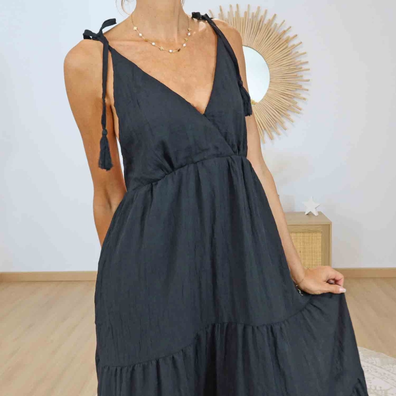 Détail col V et bretelles pompons robe Alizé noire