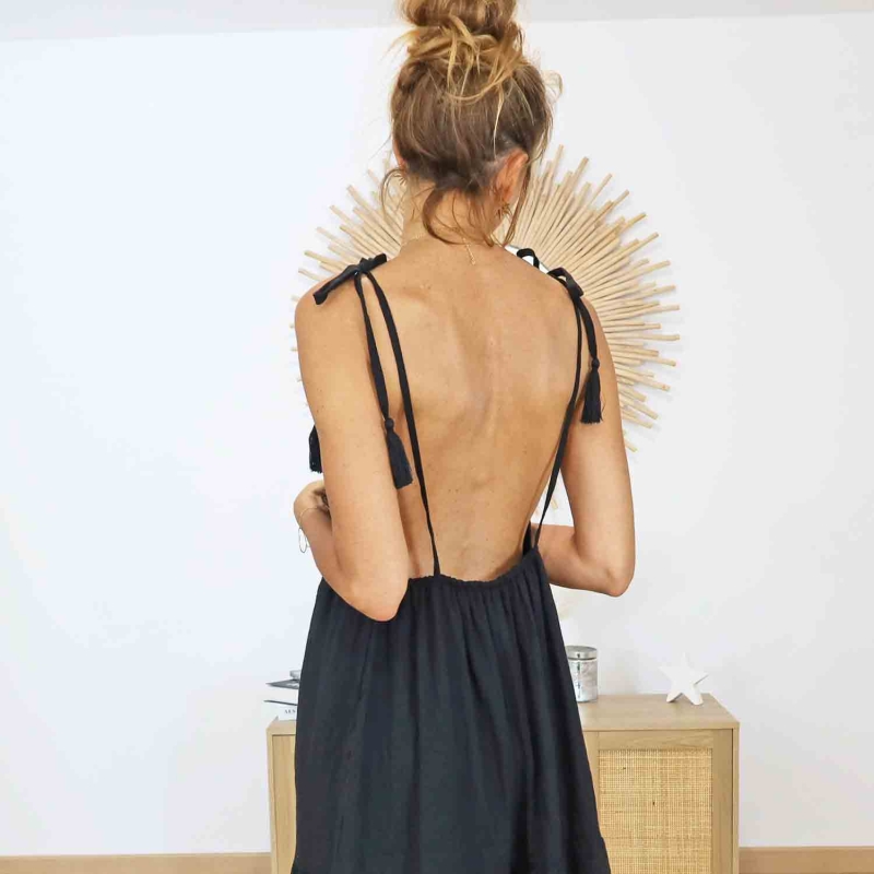 Dos de la robe Alizé noire avec bretelles nouables et pompons
