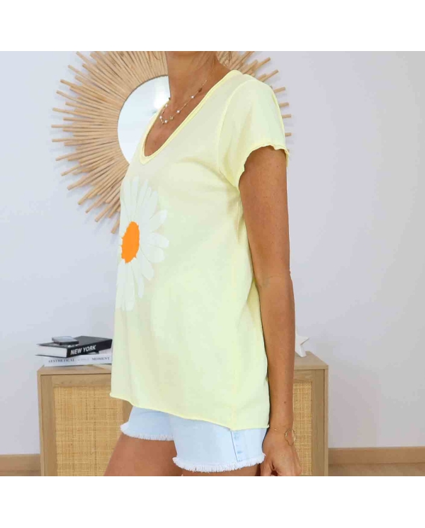 T-shirt Marguerite Jaune pâle imprimé daisy porté de face
