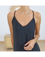 Robe Bestie Noire de face – Col V élégant