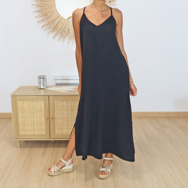 Robe longue noire fluide portée avec sandales compensées