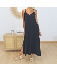 Robe longue noire fluide portée avec sandales compensées
