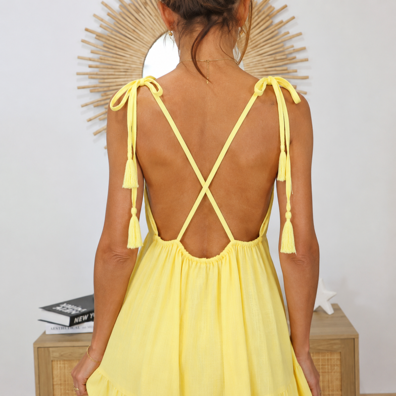 Dos de la robe Alizé jaune avec bretelles nouables et pompons