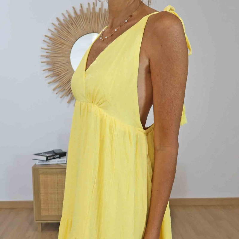 Robe longue bohème Alizé jaune portée – Style boho chicRobe longue jaune Alizé col V plongeant – Détail bretelles lumineux