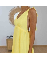 Robe longue bohème Alizé jaune portée – Style boho chicRobe longue jaune Alizé col V plongeant – Détail bretelles lumineux