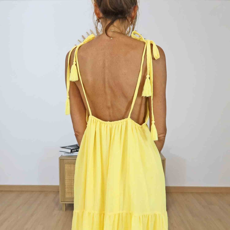 Détail col V et bretelles pompons robe Alizé jaune
