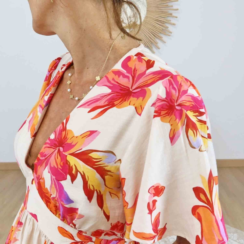 Robe Flora Corail portée avec sandales – Look estival élégant