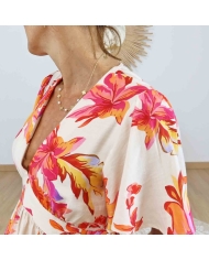 Robe Flora Corail portée avec sandales – Look estival élégant