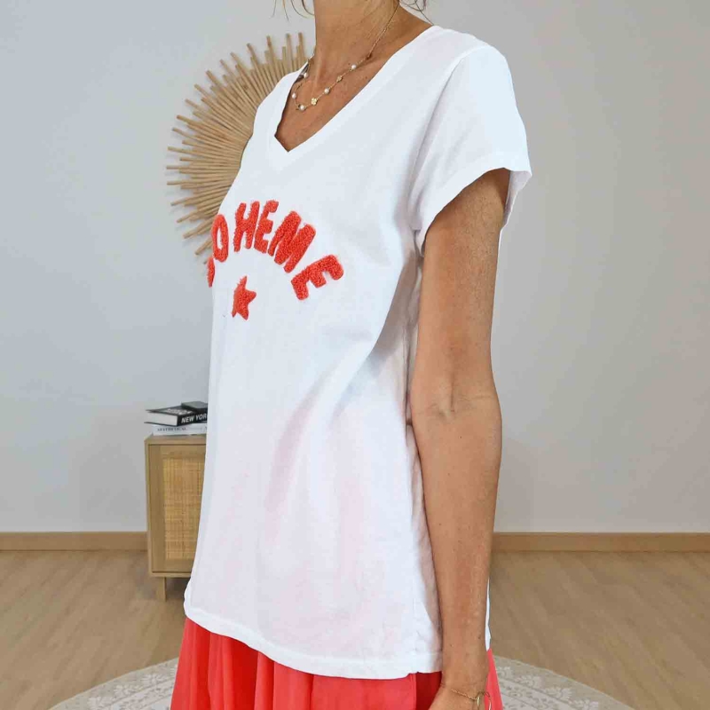 T-shirt Bohème Corail brodé "BOHEME" porté de face