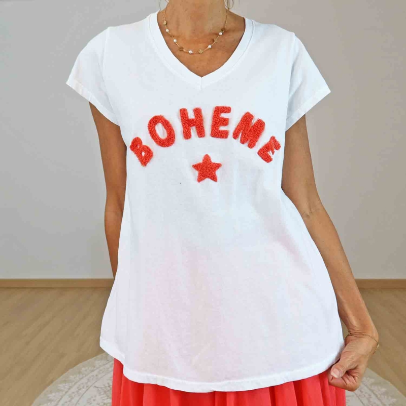 T-shirt blanc lettres relief rouge corail – Détail broderie