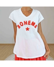 T-shirt blanc lettres relief rouge corail – Détail broderie