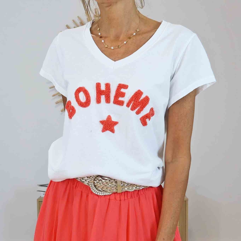 Close-up inscription "BOHEME" et étoile sur t-shirt blanc