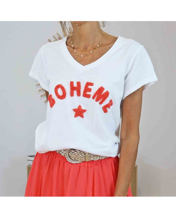 Close-up inscription "BOHEME" et étoile sur t-shirt blanc