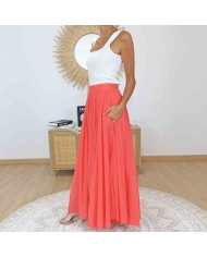 Jupe longue femme corail portée avec top blanc – Look été