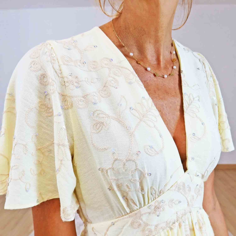 Robe Romy Jaune Pastel – Col V et broderie délicate